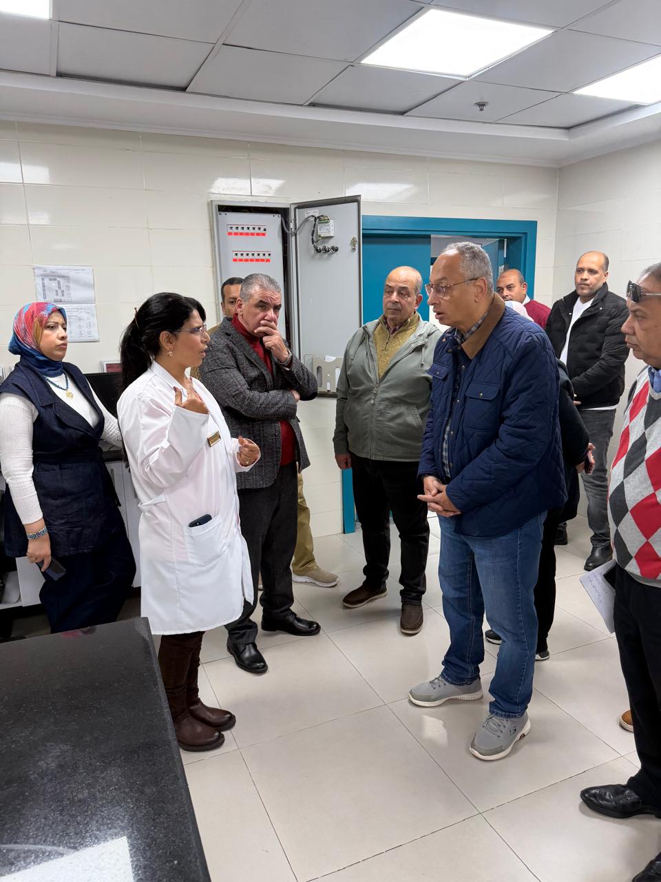 رئيس هيئة الرقابة على الصادرات والواردات يتفقد معامل ميناء الدخيلة ويشيد بجهود الفاحصين في تسريع الإفراج الجمركي.