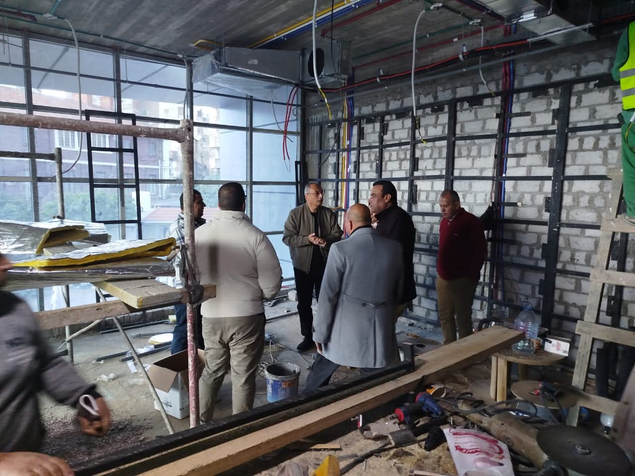 L'ingégnieur / Essam El- Naggar inspecte les travaux du développement des infrastructures  à la succursale  de la (GOEIC) à Alexandrie, cela est dans le cadre du plan de l'Autorité visant à moderniser ses  sièges, à améliorer l'environnement du travail et à élever le niveau des services fournis aux clients.Il s'agit notamment du développement des installations, de la modernisation des réseaux d'électricité et de télécommunications et de l'amélioration des systèmes de sécurité et du santé professionel, pour coincider avec  les exigences de la transformation numérique et améliorer l'efficacité de la performance institutionnelle.