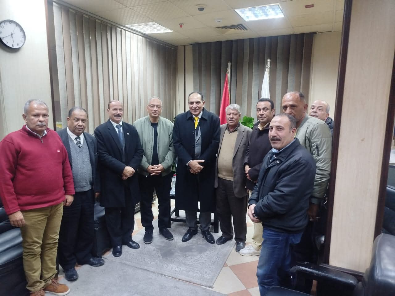 L'ingenieur/ Essam El-Naggar a rencontré les hauts concessionnaires des douanes à Alexandrie, où il a écouté leurs suggestions et commentaires autour des mécanismes du travail et les défis auxquels ils sont confrontés, soulignant souci de la (GOEIC) pour renforcer la communication continue avec les partenaires du système et d'oeuvrer à  surmonter les obstacles, contribuant ainsi à faciliter la circulation du mouvement du  commerce extérieur .