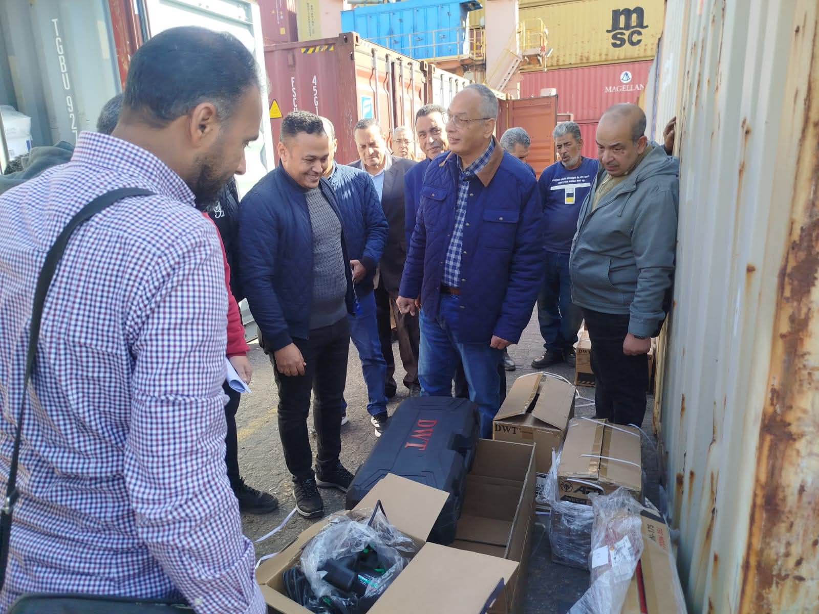 L' ingénieur/Essam El- Naggar poursuit les travaux d'inspection aux deux succursales de la (GOEIC) à Alexandrie et El- Dekheila aujourd'hui, le Samedi 10 janvier, pour etre au point de l'avancement des procédures et s'assurer de l'application des  Normes accrédités, ce qui contribue à faciliter la circulation du mouvement du commerce  et en application de la décision du Premier Ministre  prévoyant le travaille pendant  les vacances et les jours fériés pour accélérer le rythme de la libèration douanière.