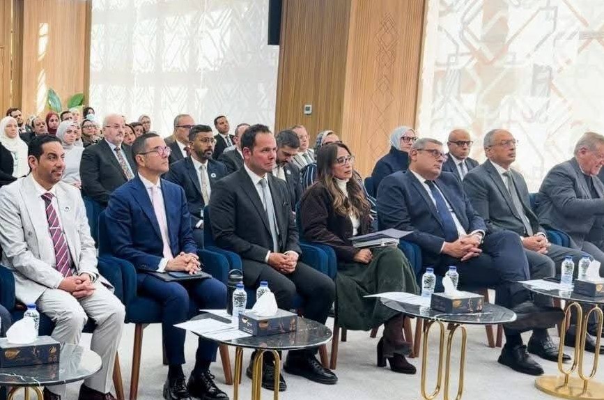 En présence du Ministre de l'Investissement et du Commerce extérieur, du  Chef de la (GOEIC))et des Représentants du secteur privé en Égypte et aux Émirats Arabes Unis, le Centre d'information et de Soutient aux preneurs de Décision du Conseil des Ministres et des Émirats Arabes Unis a organisé une séance de dialogue de haut niveau intitulée "Le rôle de l'intelligence artificielle pour l'accélération du programme du développement".