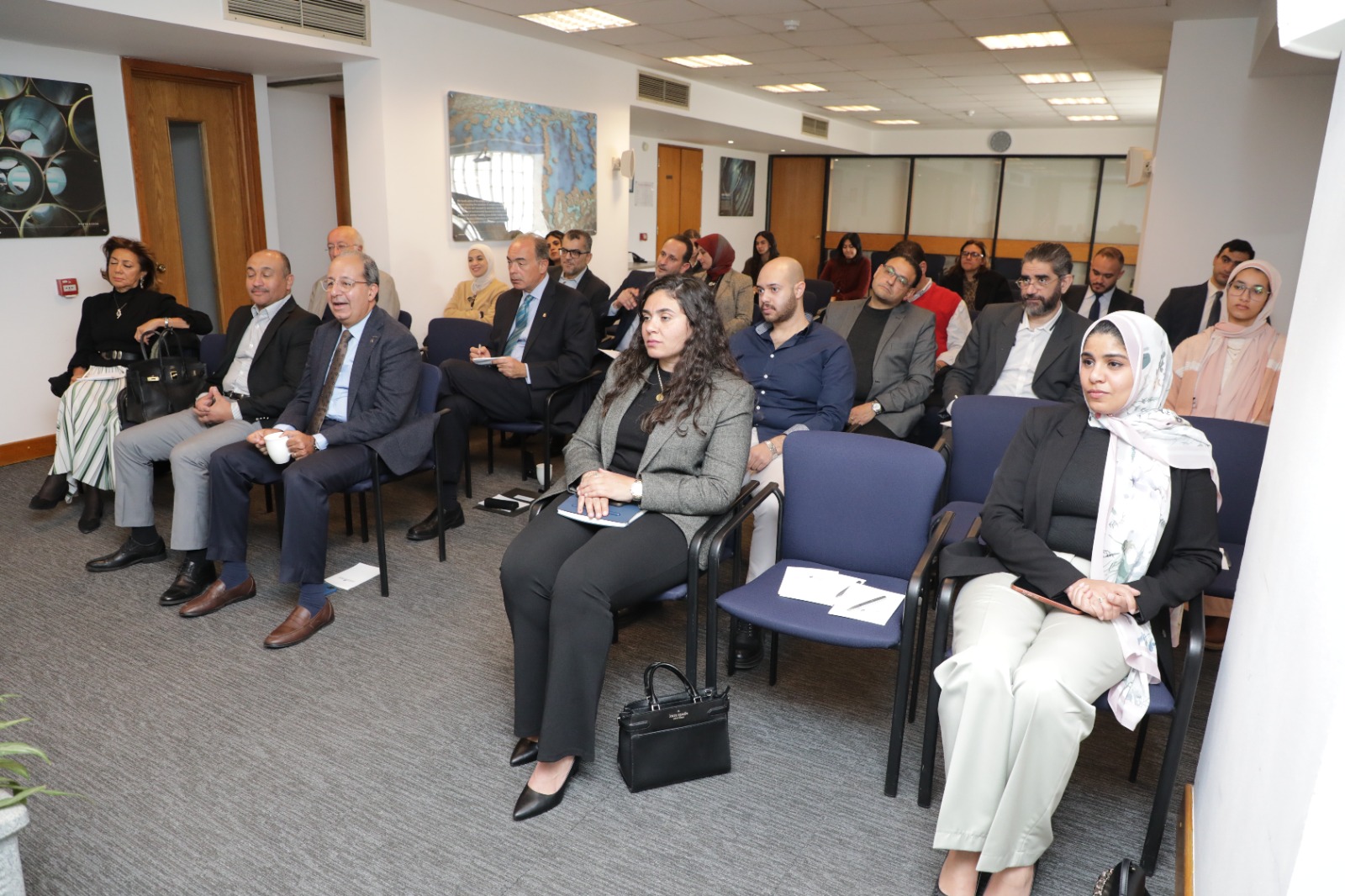 المهندس عصام النجار يلتقي أعضاء الغرفة التجارية الأمريكية بمصر في جلسة نظمتها لجنة الجمارك والضرائب ، لمناقشة جهود الهيئة فيما يتعلق بتيسير حركة التجارة وتشجيع الصادرات المصرية وإزالة أي عقبات قد تعترض توسيع نطاق الصادرات المصرية.