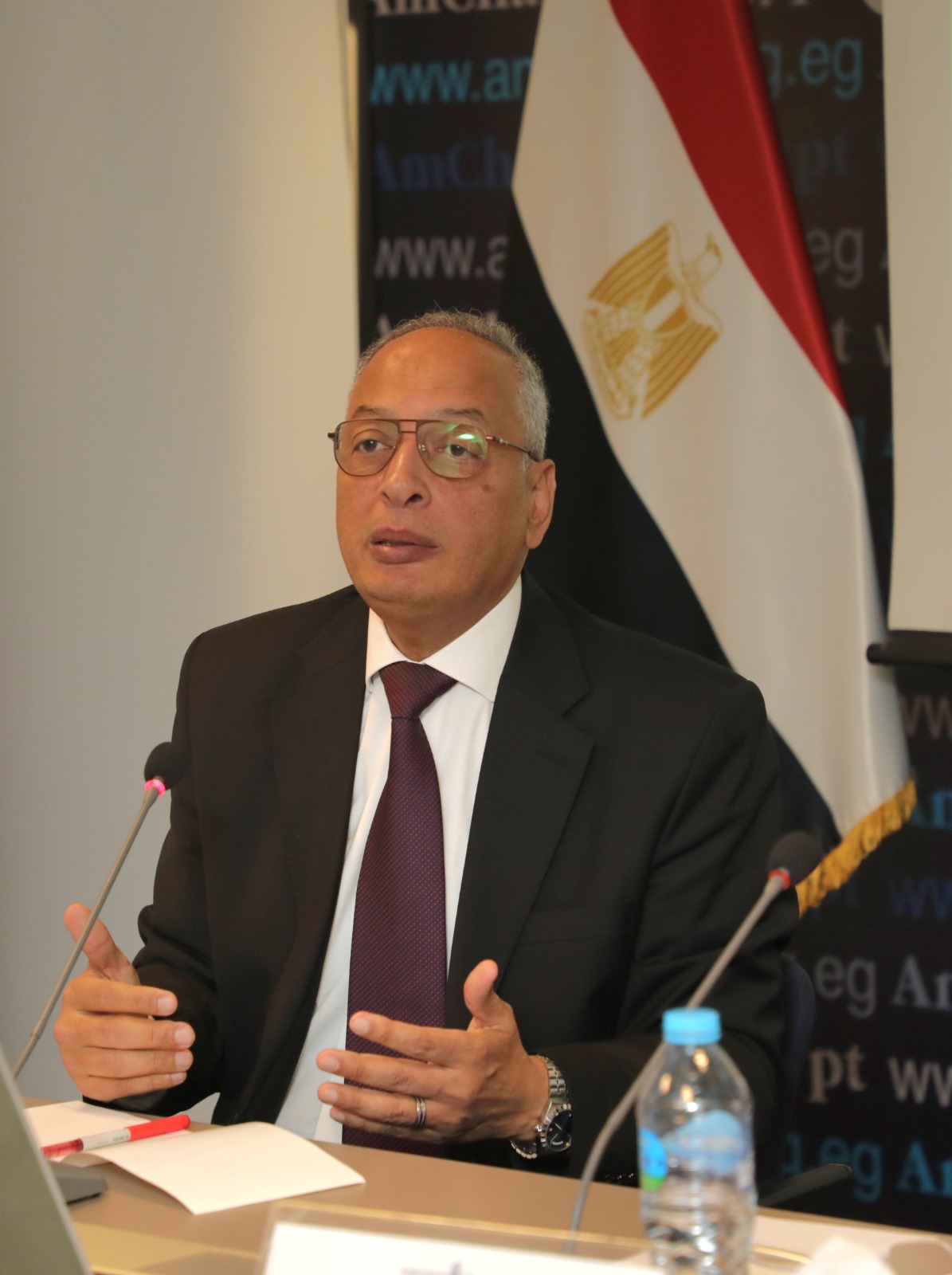 المهندس عصام النجار يلتقي أعضاء الغرفة التجارية الأمريكية بمصر في جلسة نظمتها لجنة الجمارك والضرائب ، لمناقشة جهود الهيئة فيما يتعلق بتيسير حركة التجارة وتشجيع الصادرات المصرية وإزالة أي عقبات قد تعترض توسيع نطاق الصادرات المصرية.