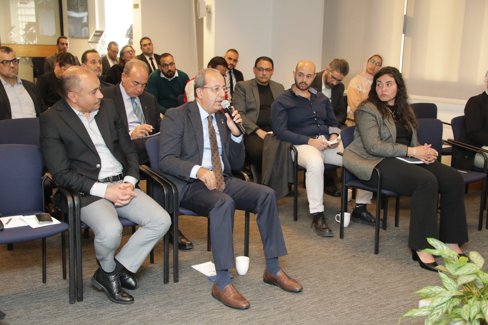 المهندس عصام النجار يلتقي أعضاء الغرفة التجارية الأمريكية بمصر في جلسة نظمتها لجنة الجمارك والضرائب ، لمناقشة جهود الهيئة فيما يتعلق بتيسير حركة التجارة وتشجيع الصادرات المصرية وإزالة أي عقبات قد تعترض توسيع نطاق الصادرات المصرية.