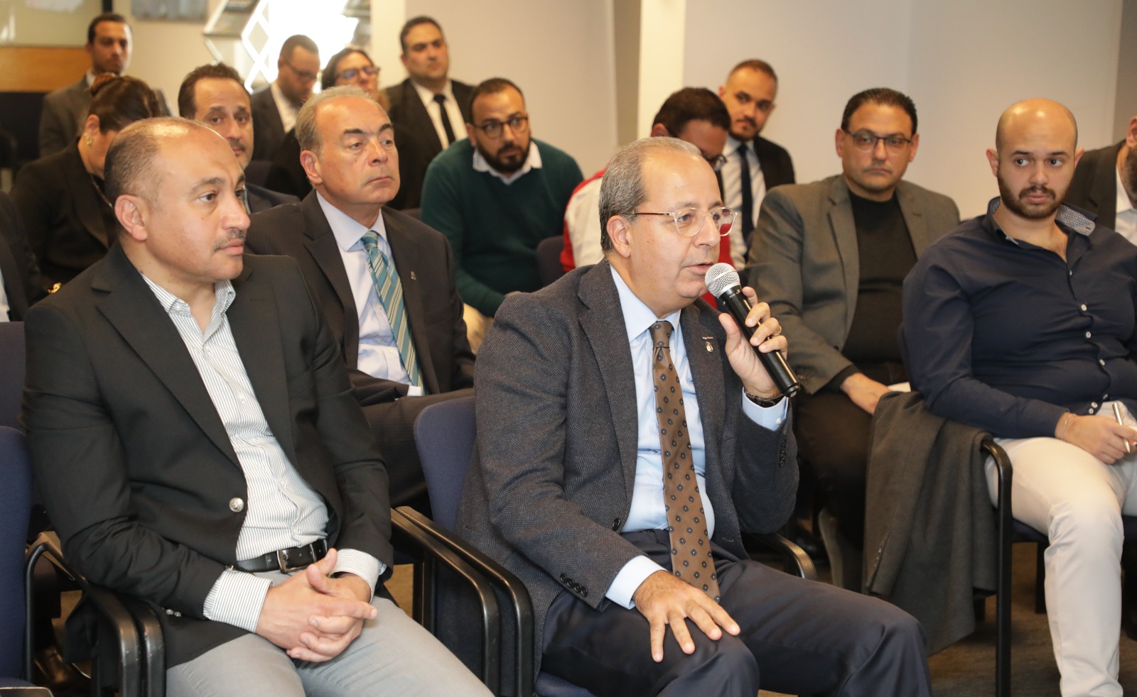 المهندس عصام النجار يلتقي أعضاء الغرفة التجارية الأمريكية بمصر في جلسة نظمتها لجنة الجمارك والضرائب ، لمناقشة جهود الهيئة فيما يتعلق بتيسير حركة التجارة وتشجيع الصادرات المصرية وإزالة أي عقبات قد تعترض توسيع نطاق الصادرات المصرية.