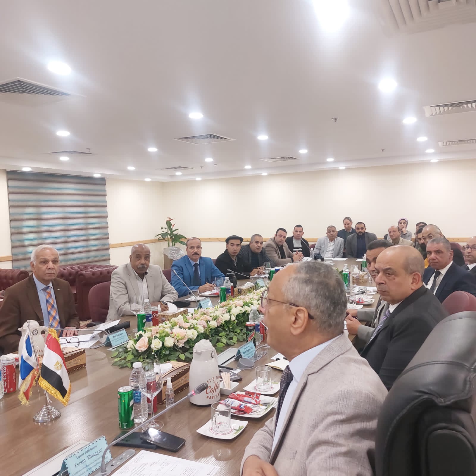 المهندس عصام النجار في زيارة ميدانية إلى فرع الهيئة بالإسكندرية والدخيلة  لمتابعة سير العمل ، كما شملت الزيارة عقد اجتماع مع السادة  العاملين بالمعامل الغذائية والكيميائية.