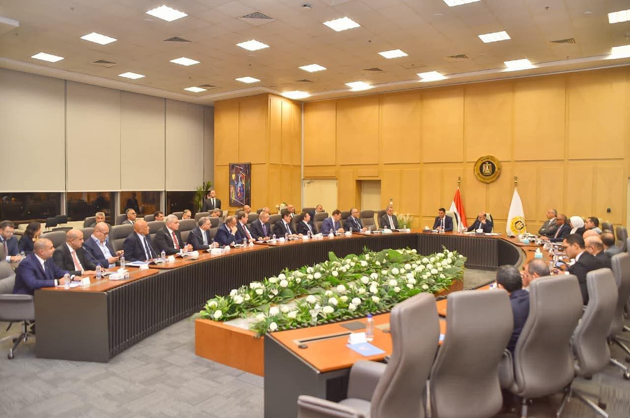 وزيرا الاستثمار والتجارة الخارجية والصناعة يعقدان اجتماعاً موسعاً مع كافة المجالس التصديرية بحضور رؤساء الجهات التابعة.