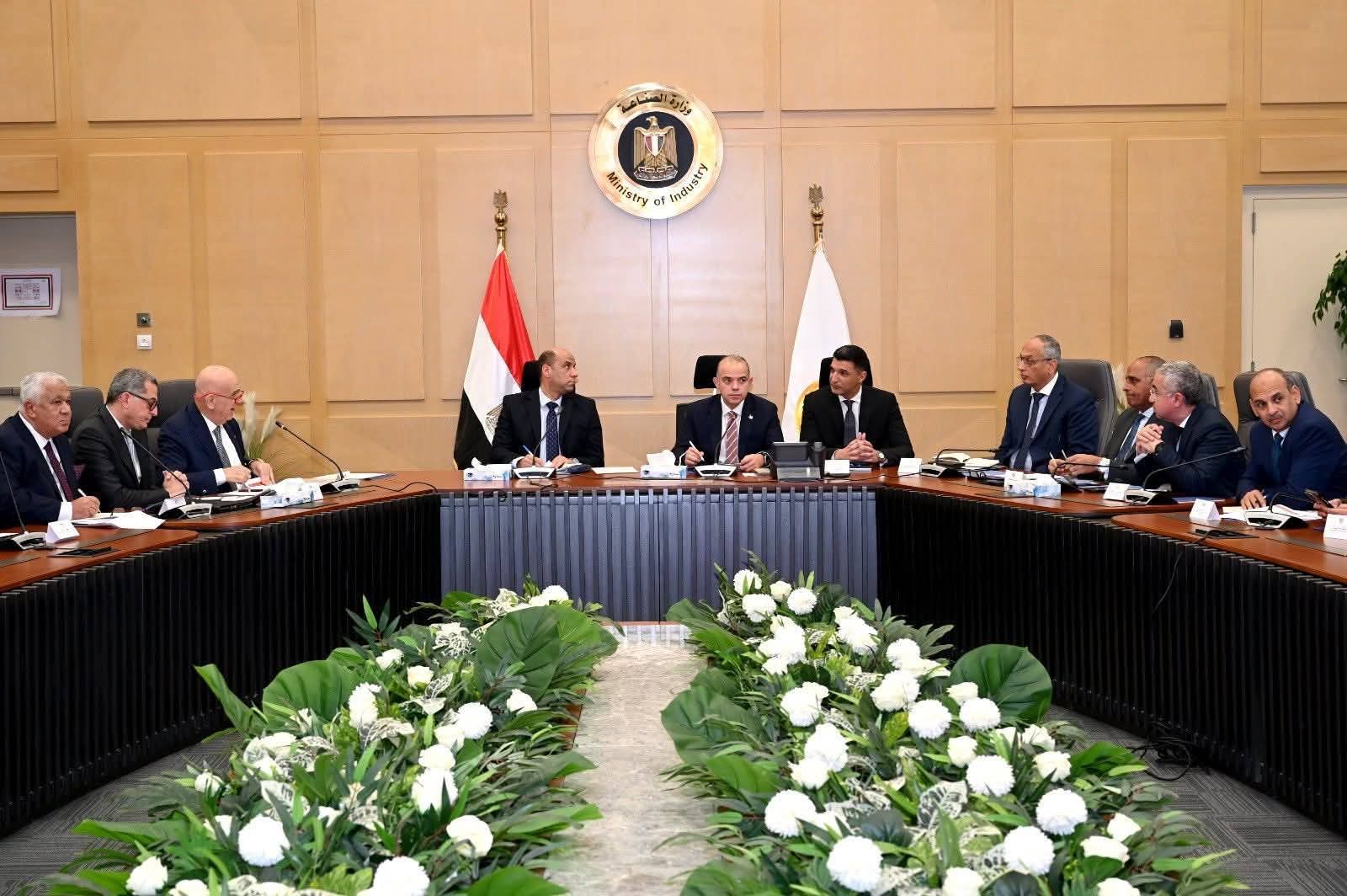 Les Ministres de l’investissement& du Commerce extérieur, de l’Industrie et du Travail ont tenu une réunion élargie avec le Conseil d’Exportation pour les vêtements prêts à Porter, avec la participation d’un certain nombre des entités gouvernementales, pour discuter les moyens de renforcer  la compétitivité du secteur et d’augmenter les exportations.