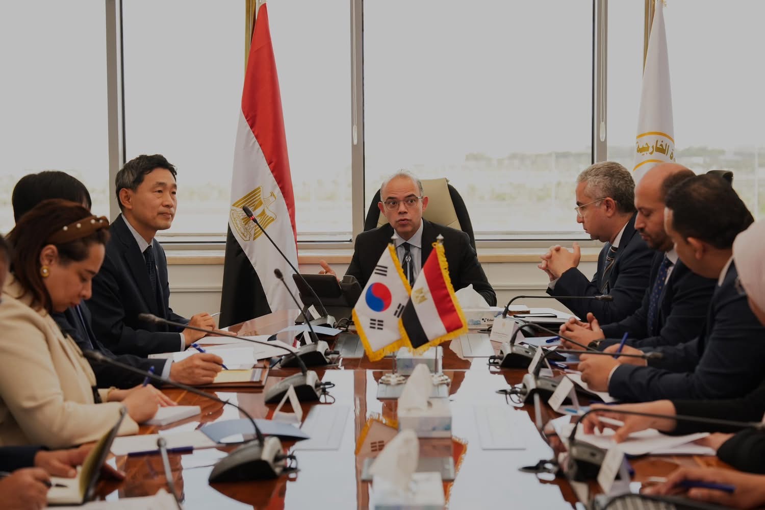 وزير الاستثمار والتجارة الخارجية يبحث مع القائم بأعمال سفارة كوريا الجنوبية سبل تطوير منظومة تنظيم التجارة والرقابة على الصادرات والواردات وتعزيز التعاون الاقتصادي بين البلدين.