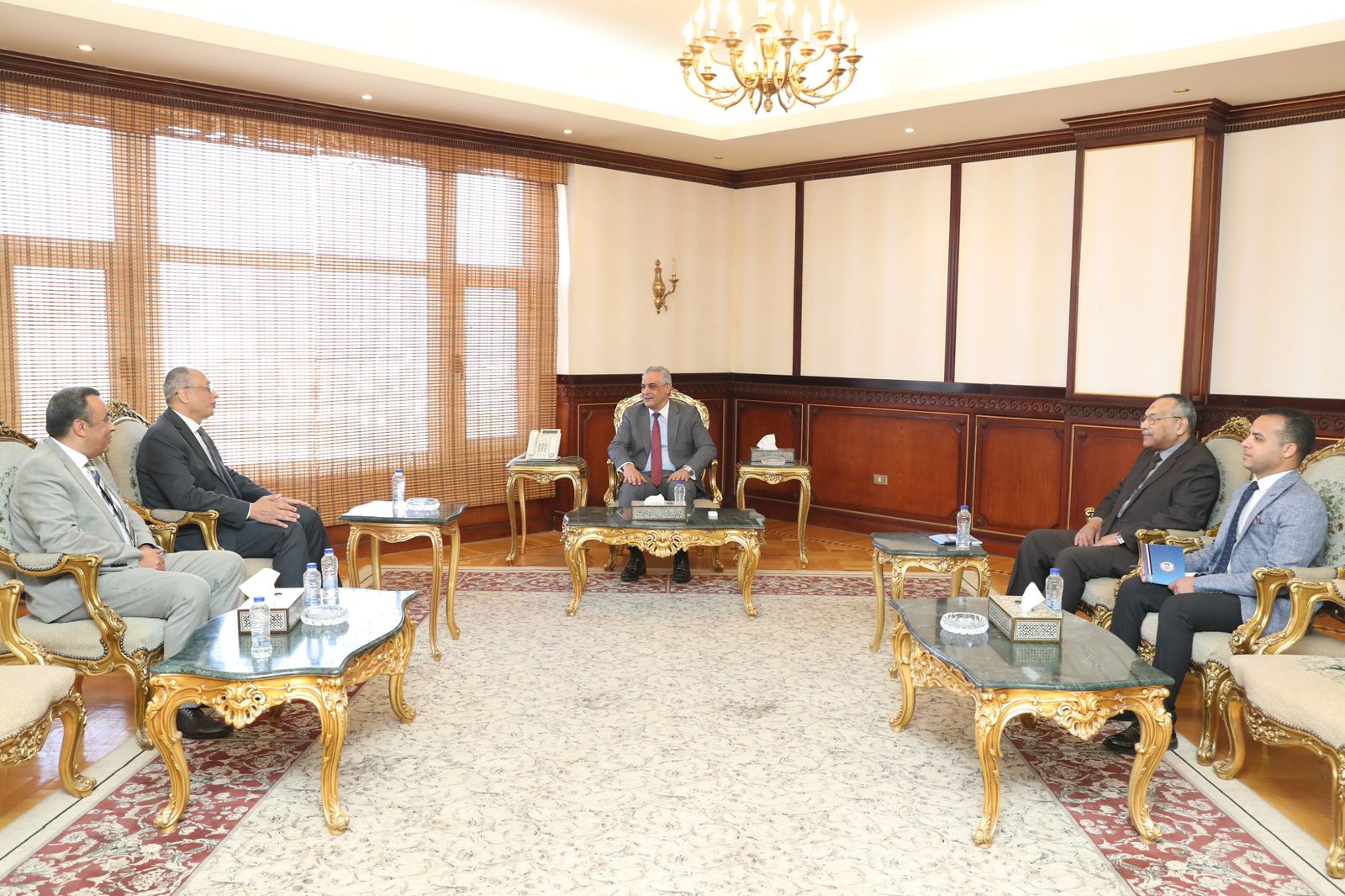 رئيس هيئة الرقابة على الصادرات والواردات يبحث مع وزير الدولة للإنتاج الحربي آليات تعظيم الاستفادة من القدرات المعملية ودعم توطين الصناعة في إطار توجهات الدولة لإحلال الواردات وتعزيز الاقتصاد الوطني.