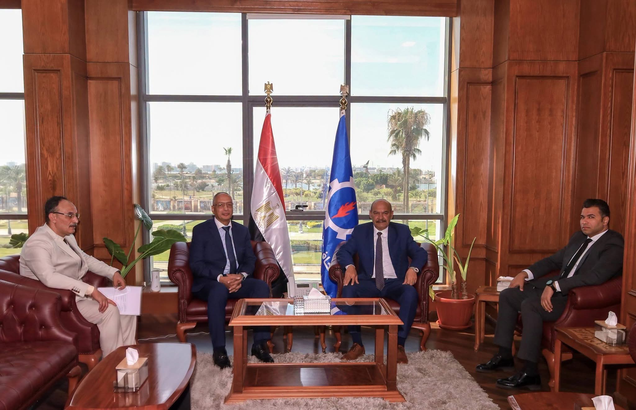 المهندس عصام النجار ومحافظ السويس يبحثان تطوير منظومة العمل بموانئ السويس.